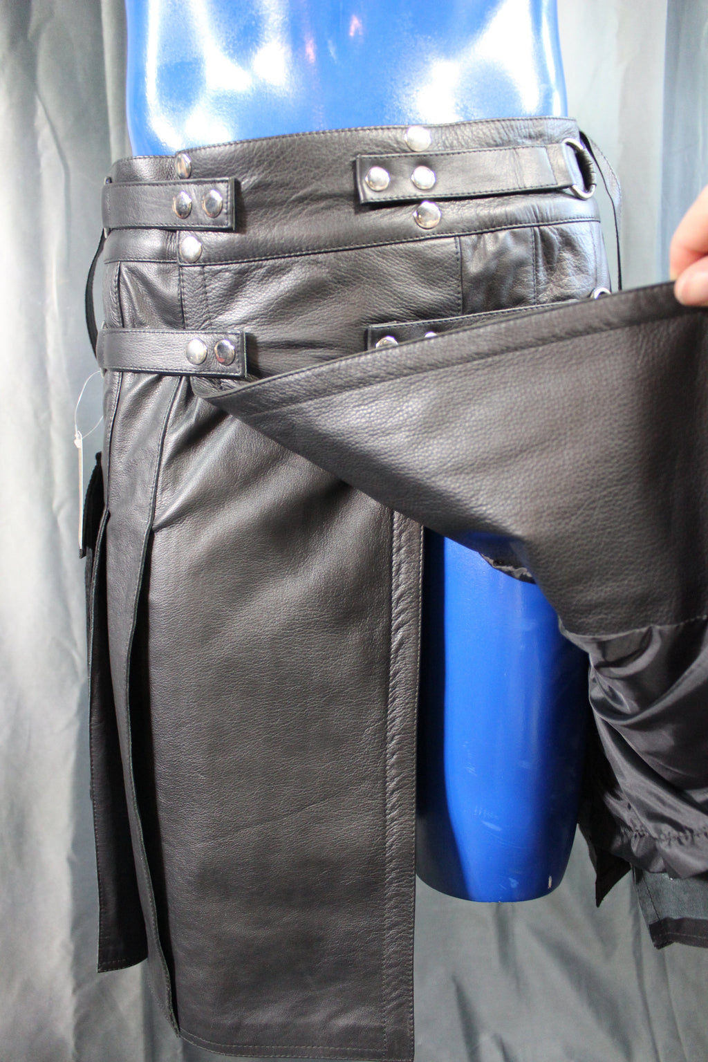 The Otter and The Fox Leather Kilt in Classic Black