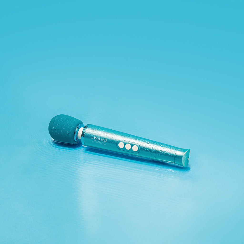 Le Wand Dive Submersible Vibrating Wand Massager Blue