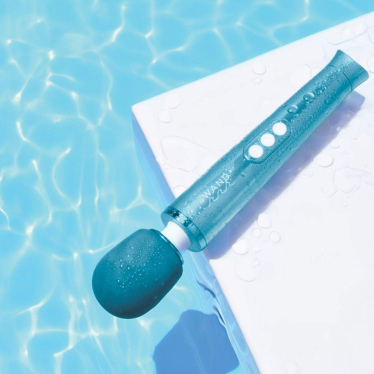 Le Wand Dive Submersible Vibrating Wand Massager Blue